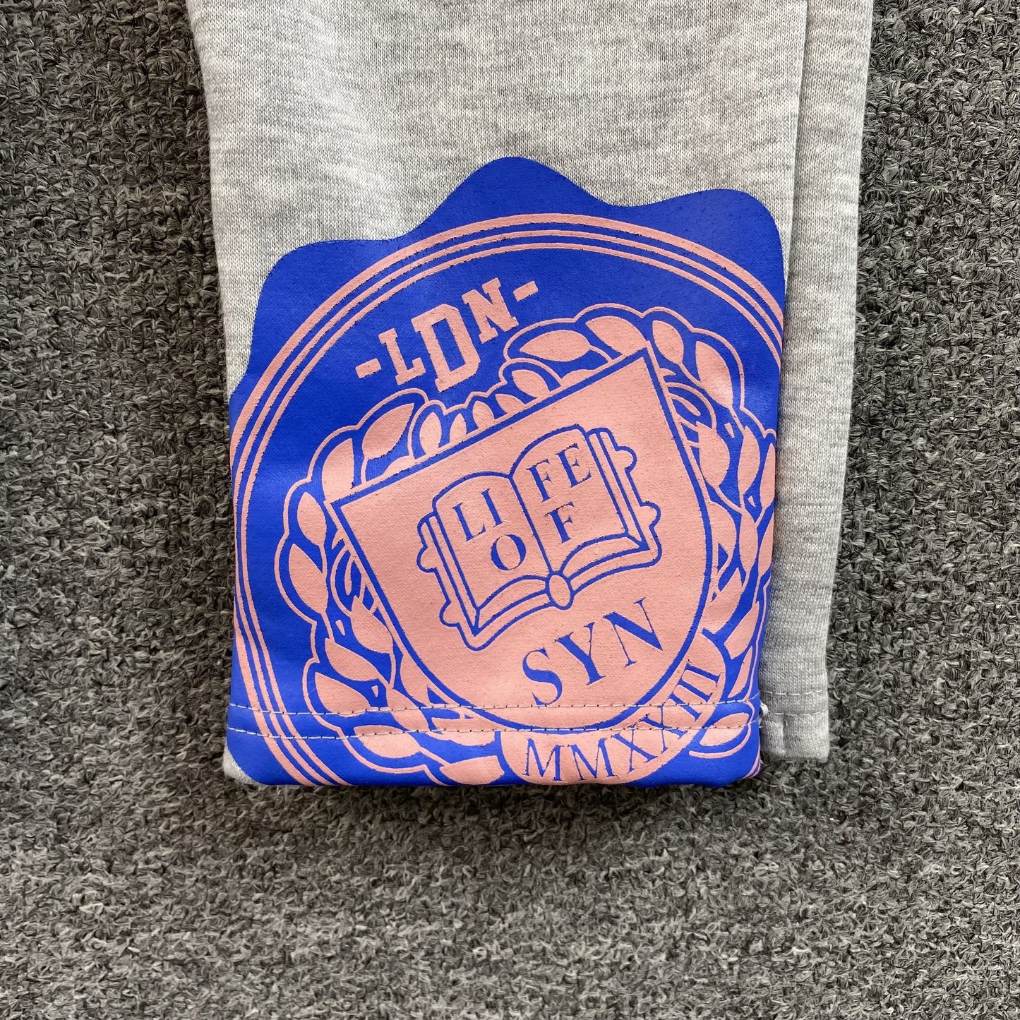 SYNA WORLD COLLEGE SWEATPANTS GREY - Vanté®