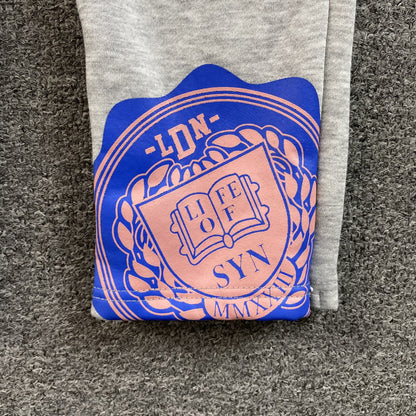 SYNA WORLD COLLEGE SWEATPANTS GREY - Vanté®