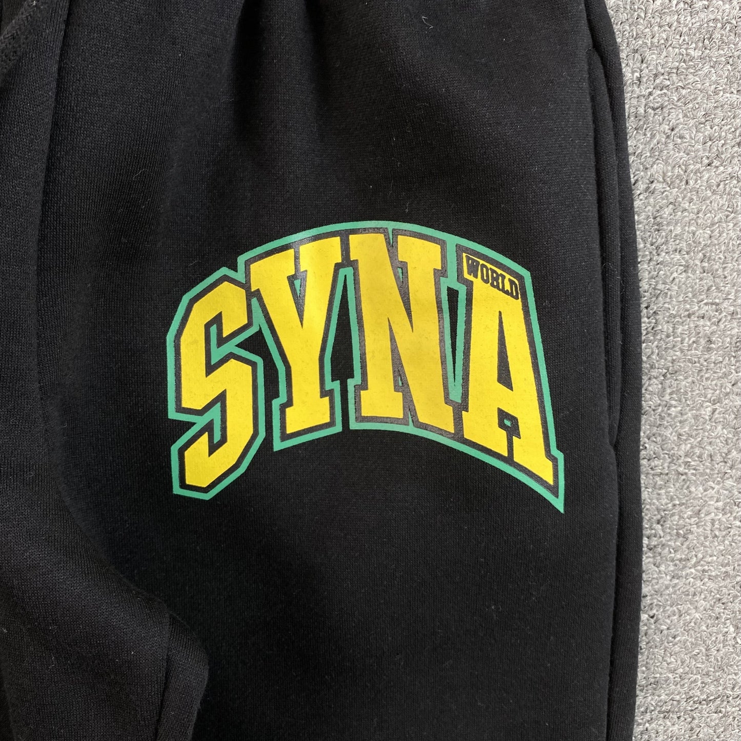 SYNA WORLD COLLEGE SWEATPANTS BLACK - Vanté®