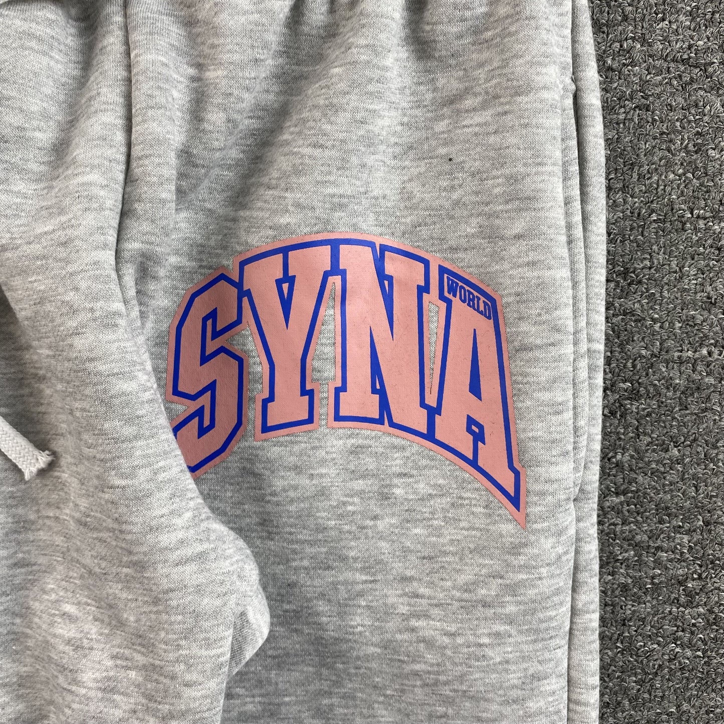 SYNA WORLD COLLEGE SWEATPANTS GREY - Vanté®