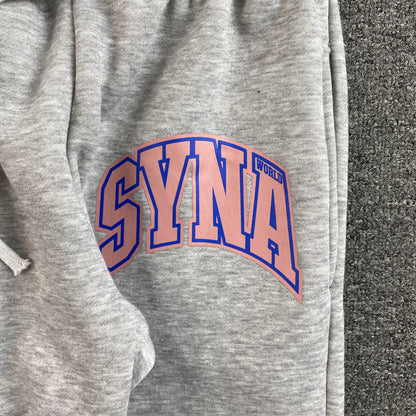SYNA WORLD COLLEGE SWEATPANTS GREY - Vanté®