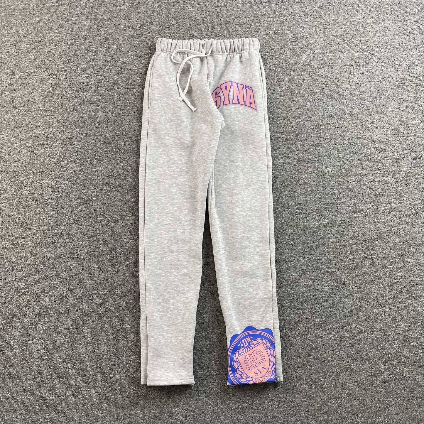SYNA WORLD COLLEGE SWEATPANTS GREY - Vanté®