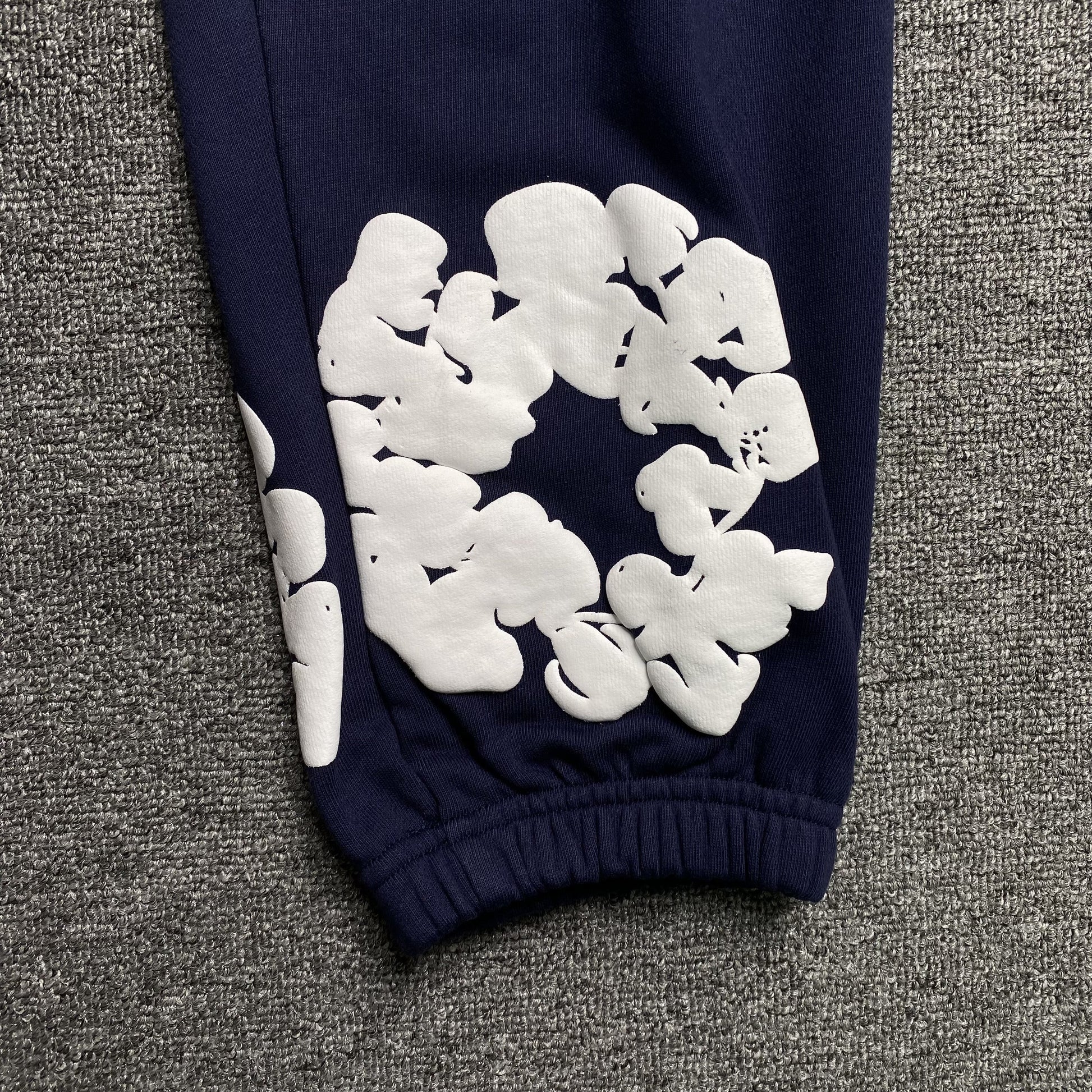 DENIM TEARS COTTON WREATH SWEATPANTS NAVY - Vanté®