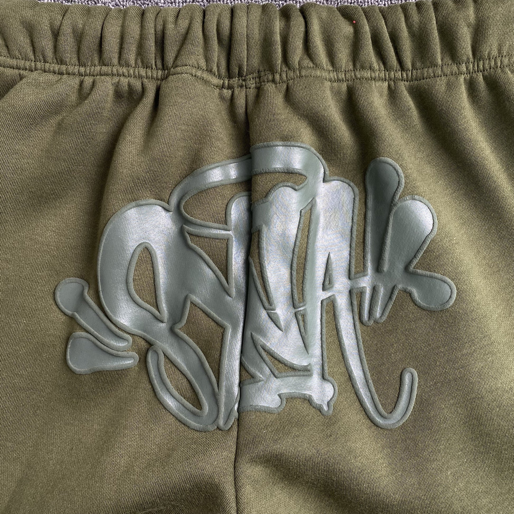 SYNA WORLD SYNA LOGO SWEATPANTS SAGE - Vanté®