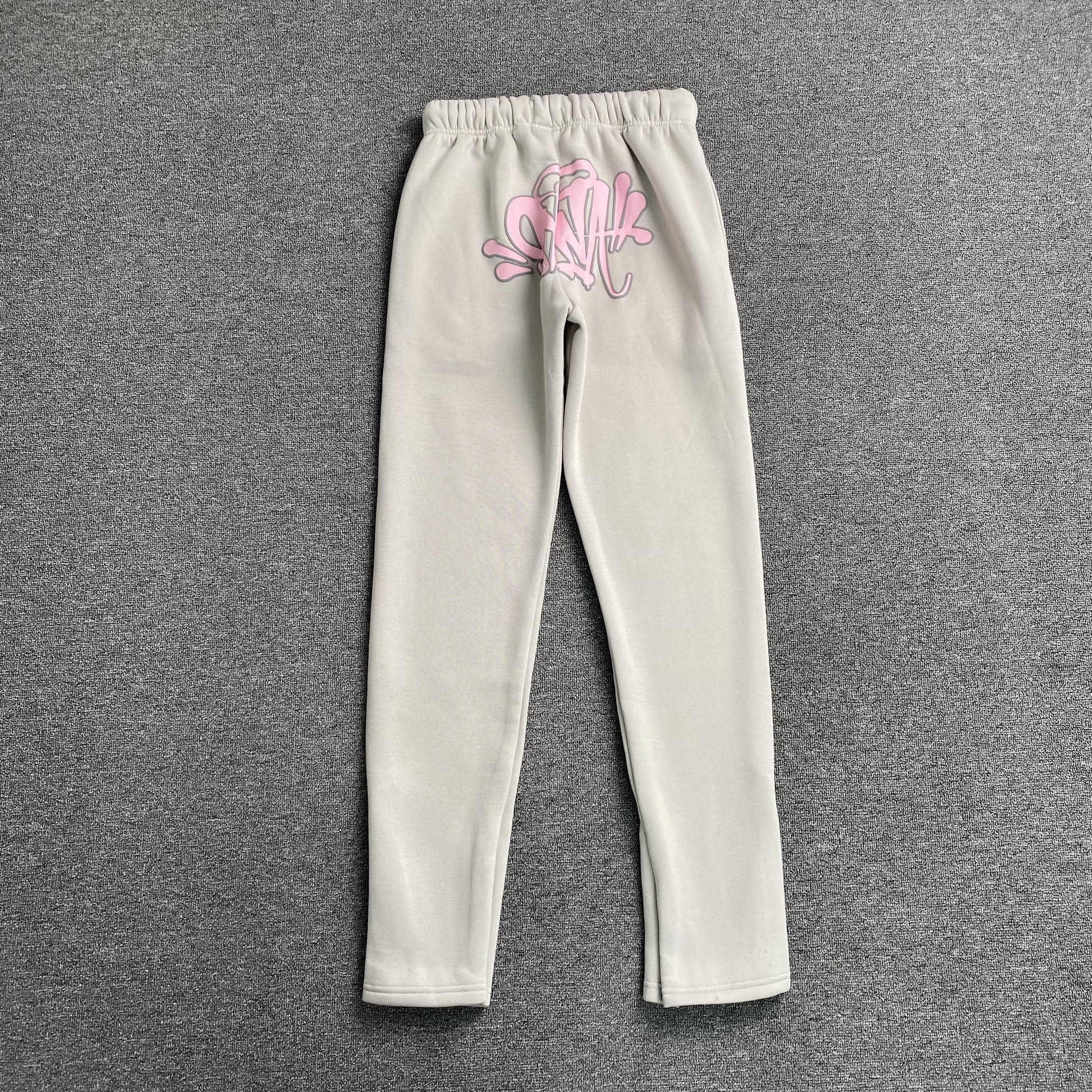 SYNA WORLD SYNA LOGO SWEATPANTS GREY PINK - Vanté®