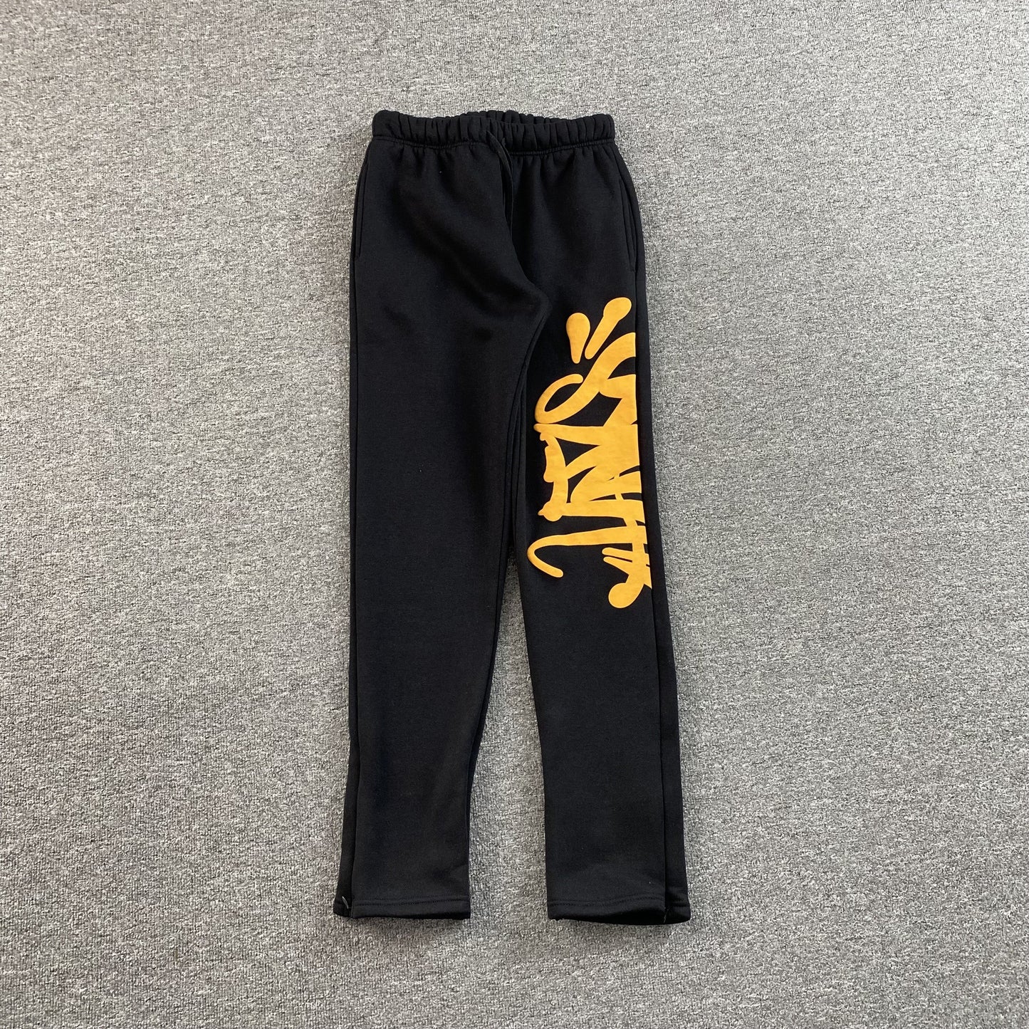 SYNA WORLD SWEATPANTS BLACK - Vanté®