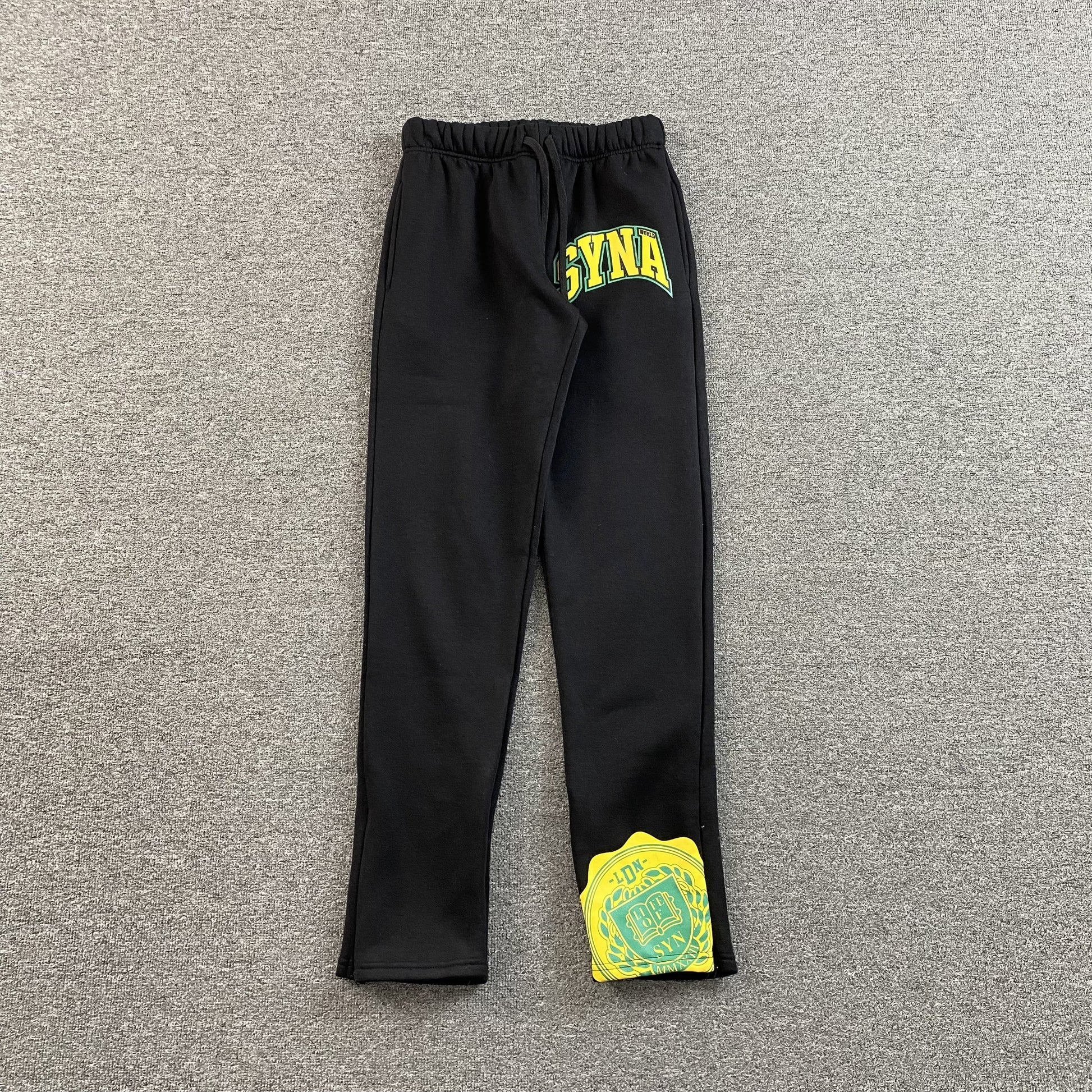 SYNA WORLD COLLEGE SWEATPANTS BLACK - Vanté®