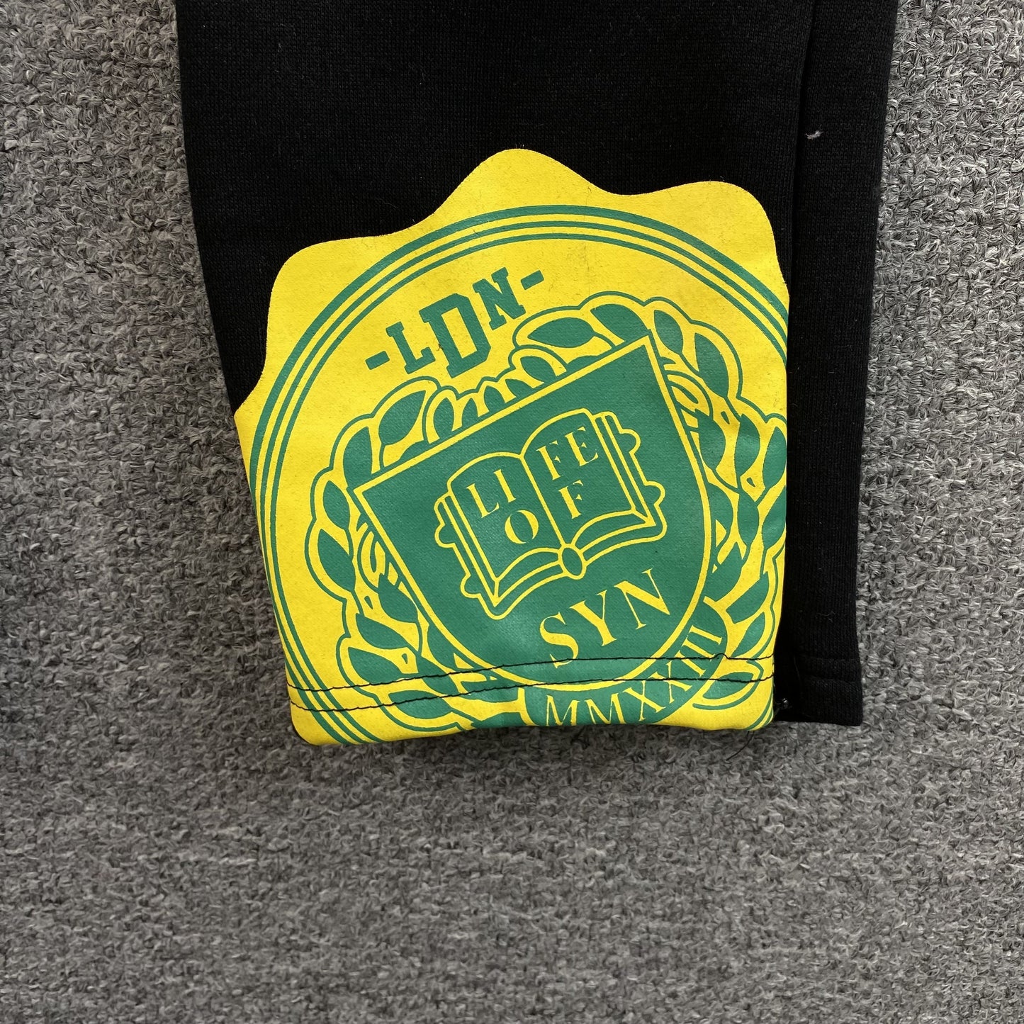 SYNA WORLD COLLEGE SWEATPANTS BLACK - Vanté®