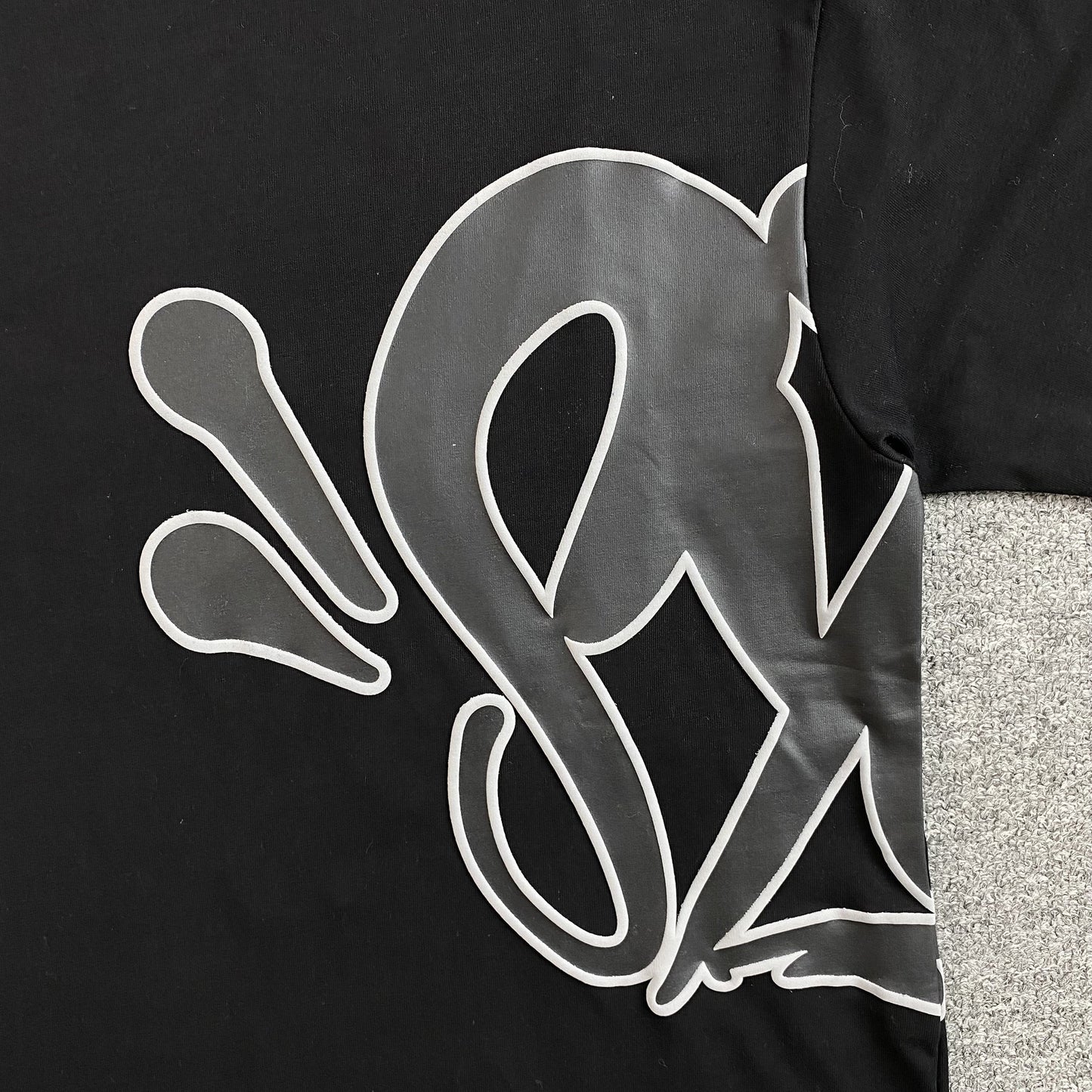 SYNA WORLD T-SHIRT BLACK - Vanté®
