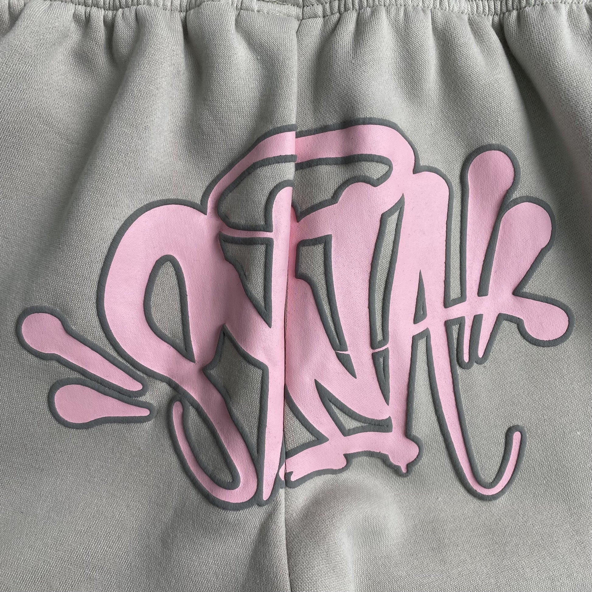 SYNA WORLD SYNA LOGO SWEATPANTS GREY PINK - Vanté®