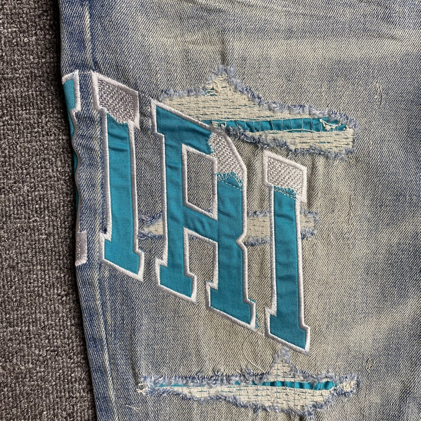 AMIRI VARSITY LOGO JEANS - Vanté®