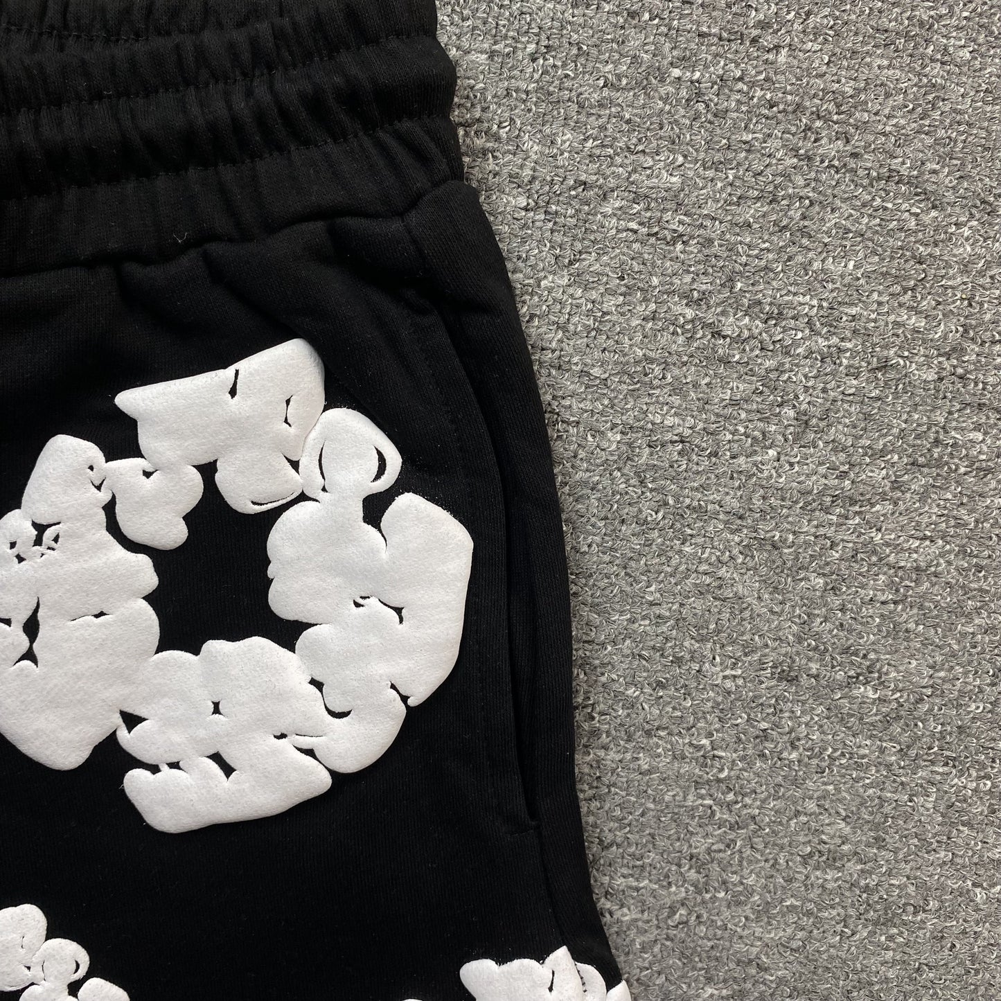 DENIM TEARS COTTON WREATH SHORTS BLACK - Vanté®