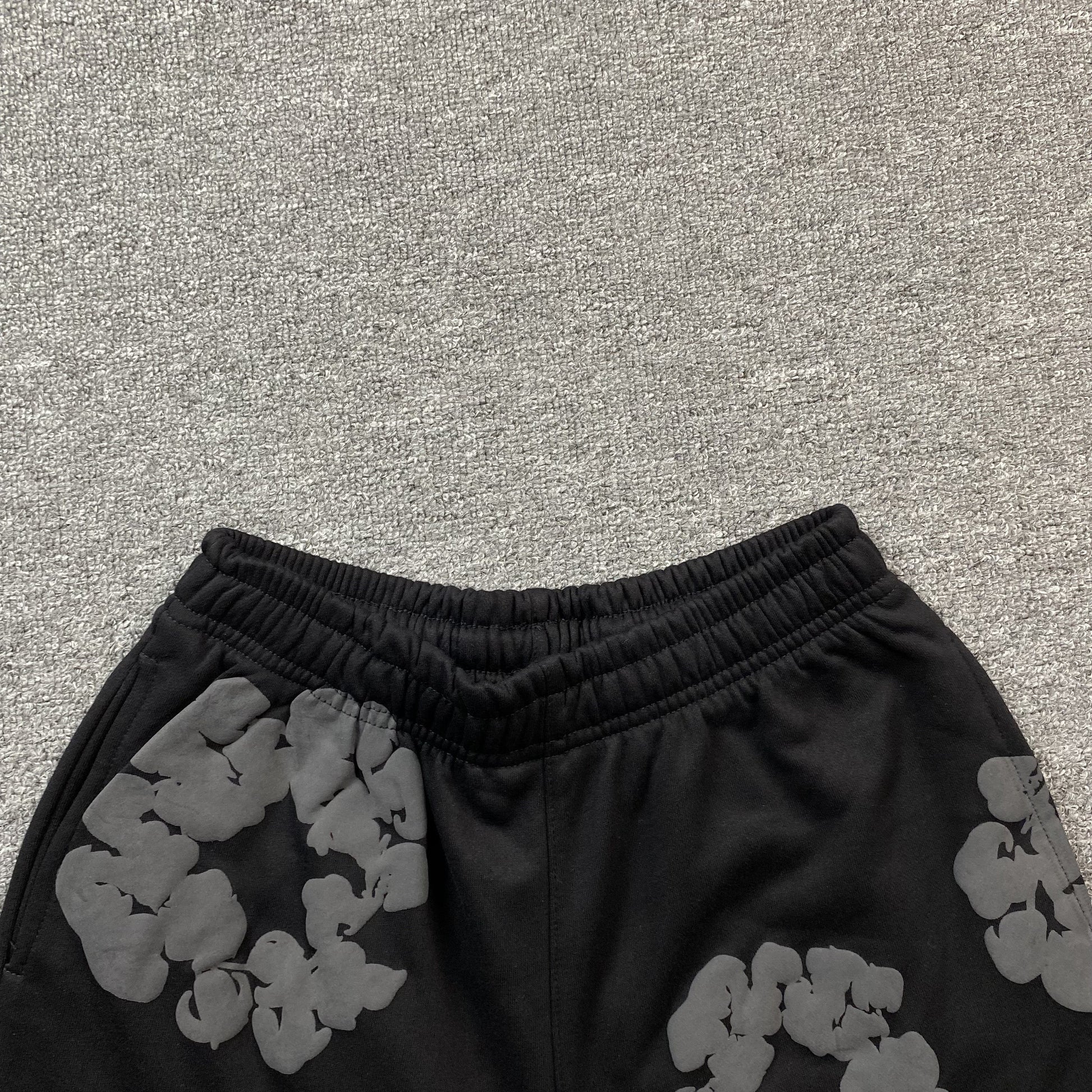DENIM TEARS COTTON WREATH SHORTS MONOCHROME BLACK - Vanté®