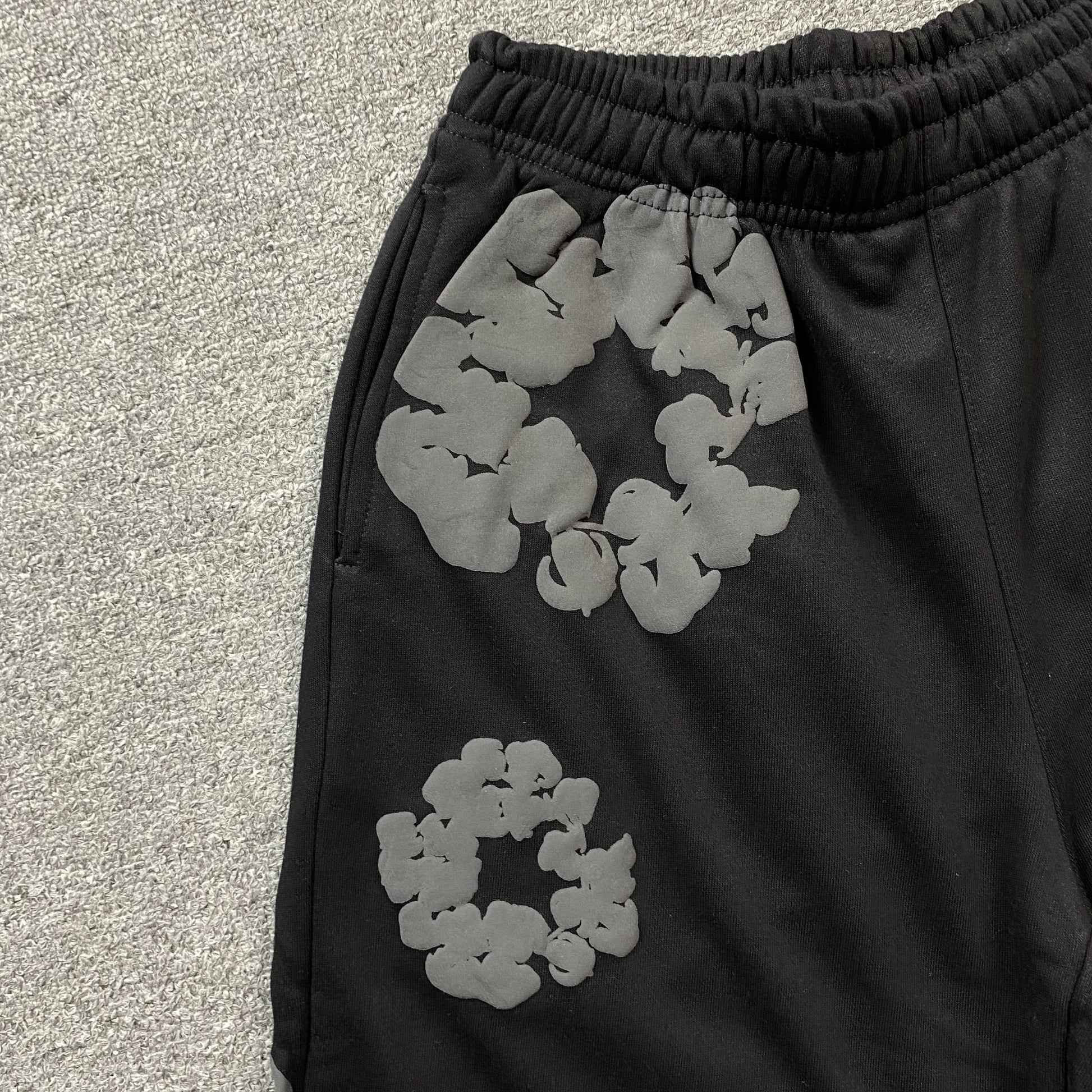 DENIM TEARS COTTON WREATH SHORTS MONOCHROME BLACK - Vanté®