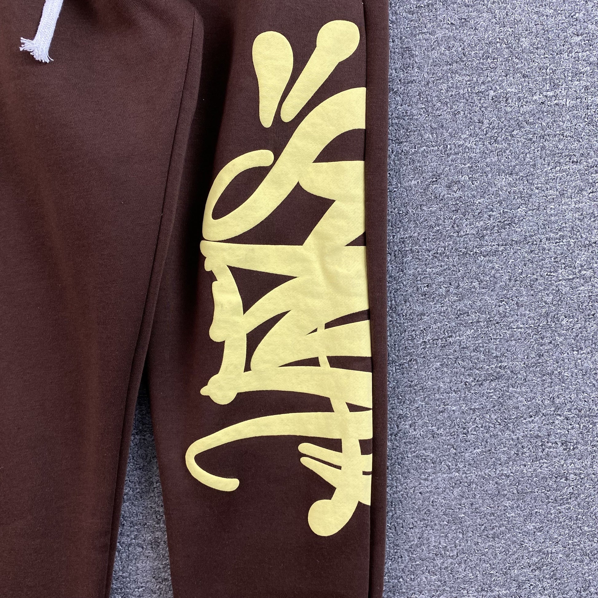 SYNA WORLD SWEATPANTS BROWN - Vanté®