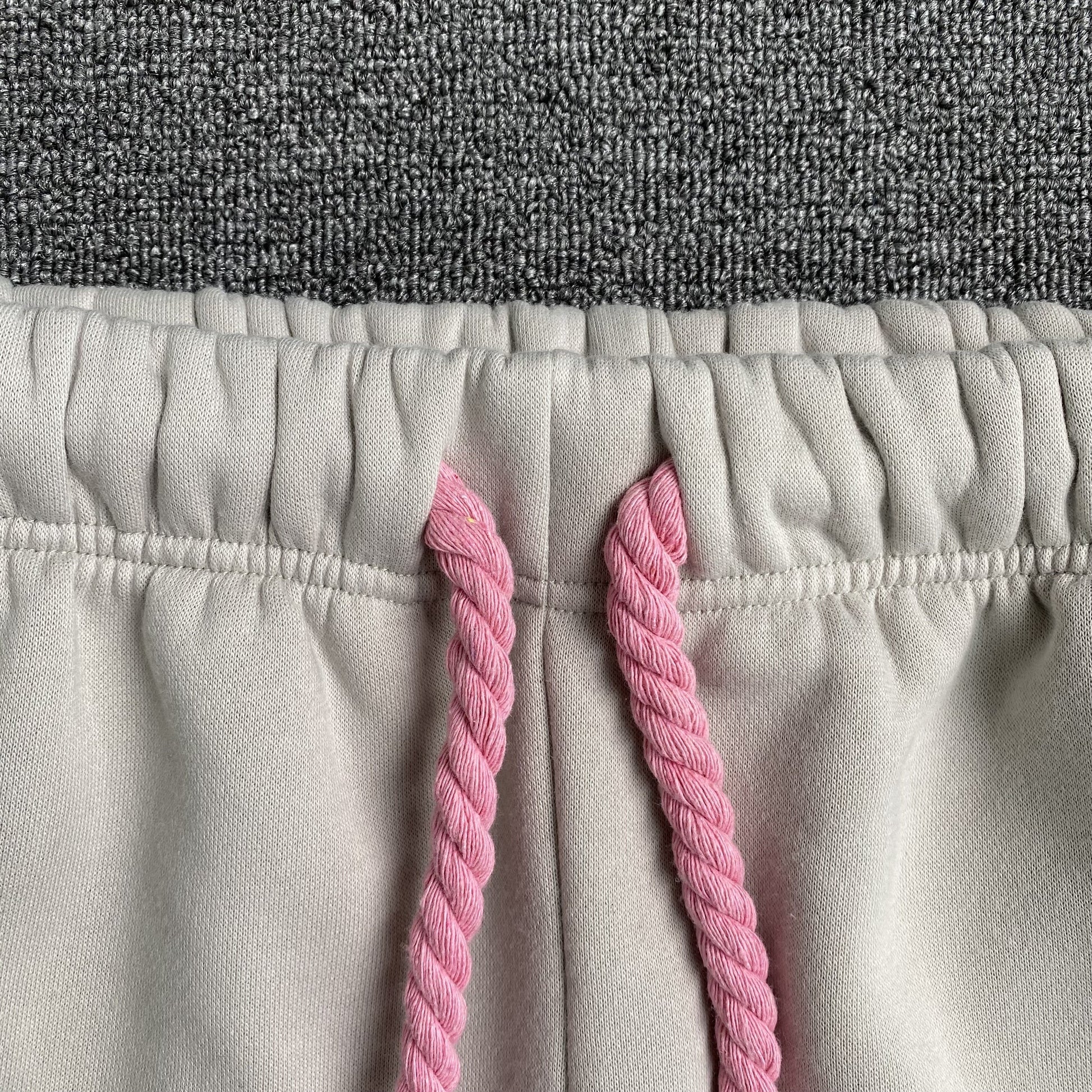 SYNA WORLD SYNA LOGO SWEATPANTS GREY PINK - Vanté®