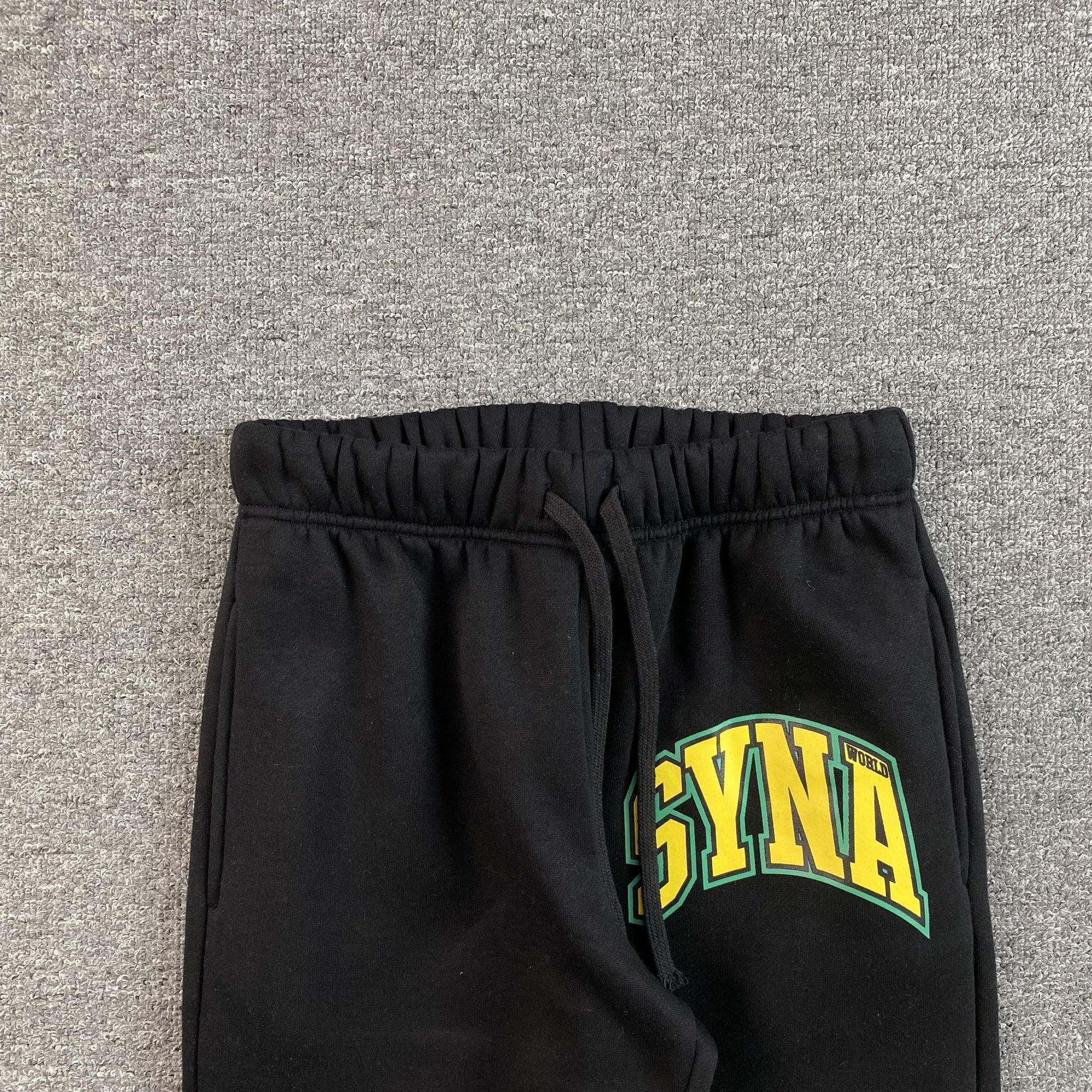 SYNA WORLD COLLEGE SWEATPANTS BLACK - Vanté®