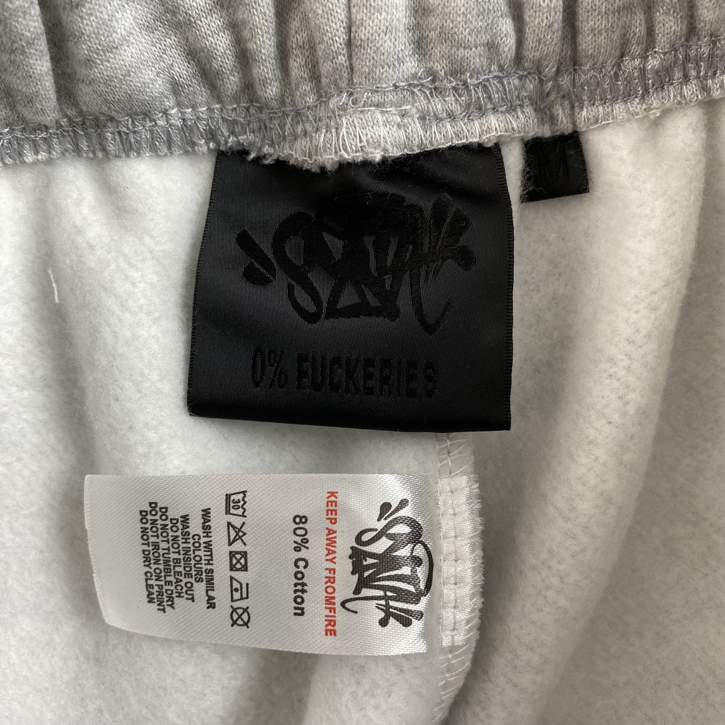 SYNA WORLD COLLEGE SWEATPANTS GREY - Vanté®