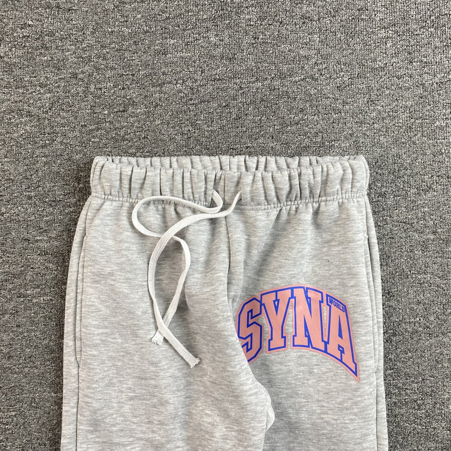 SYNA WORLD COLLEGE SWEATPANTS GREY - Vanté®