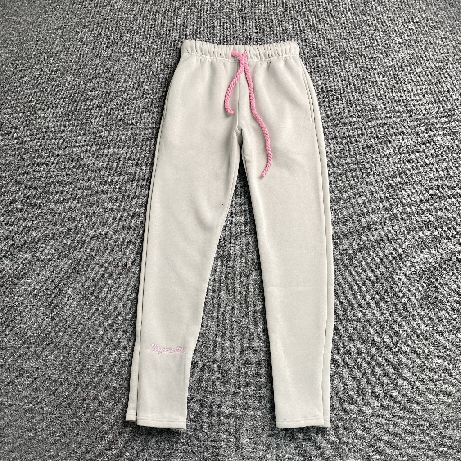 SYNA WORLD SYNA LOGO SWEATPANTS GREY PINK - Vanté®